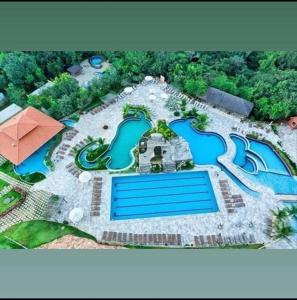 an aerial view of a resort with a swimming pool at Ecologic Ville Resort Apto há 900 mt do centro de Caldas Novas in Caldas Novas