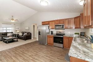 Η κουζίνα ή μικρή κουζίνα στο Beautiful NEW Home among the Nook in Hamilton, OH