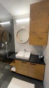 W łazience znajduje się umywalka i lustro. w obiekcie Penzión Holub w Bańskiej Bystrzycy