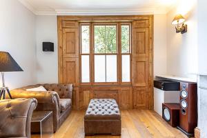 un soggiorno con divano e finestra di The Artist's House Alma Street a Londra