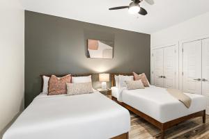 Katil atau katil-katil dalam bilik di Downtown Delight 4BR 2BATH Luxury Condo