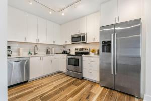 Dapur atau dapur kecil di Downtown Delight 4BR 2BATH Luxury Condo
