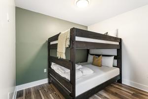 a bunk bed in a bedroom with green walls at Downtown Delight 4BR 2BATH Luxury Condo in New Orleans