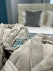 ein Sweatshirt mit einem Patch auf dem Bett in der Unterkunft Family Residence Boutique Hotel in Lwiw