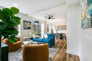Ruang duduk di Downtown Delight 4BR 2BATH Luxury Condo +38 gambar