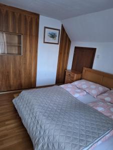 ein Schlafzimmer mit einem großen Bett und Holzschränken in der Unterkunft Ferienhaus Tüchler in Tamsweg