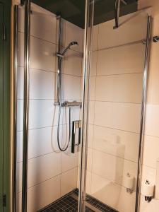 eine Dusche mit Glastür im Bad in der Unterkunft Kyritzer Budenhaus (Nr. 105) in Kyritz