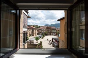 una ventana con vistas a una calle de la ciudad en Posada La Olma, en Polientes