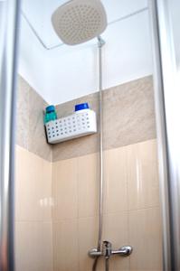 une douche avec un pommeau de douche. dans l'établissement Apartamento San Juan de Dios, à Séville