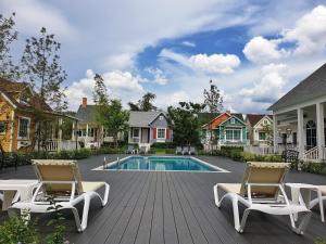 eine Terrasse mit zwei Stühlen und einem Swimmingpool in der Unterkunft Vermont Khao Yai Resort in Ban Na Sok