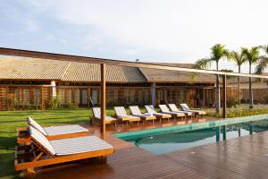 un complexe avec une rangée de chaises longues à côté d'une piscine dans l'établissement Tiradentes Boutique Hotel, à Tiradentes