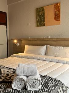 a bedroom with a bed with two towels on it at El Residencial Bariloche in San Carlos de Bariloche