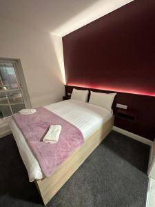 Postel nebo postele na pokoji v ubytování Mary Mullen's Rooms Eyre Square.