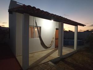 una hamaca colgando del lado de una casa en Casa INTI de Maracajaú, en Maracajaú
