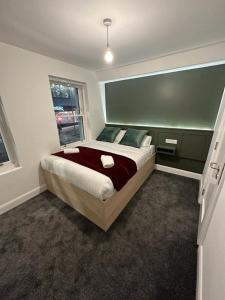 Un dormitorio con una cama grande y una ventana en Mary Mullen's Rooms Eyre Square. en Galway