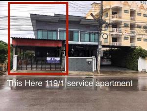 un edificio con cancello di fronte a un edificio di Service Apartment ใจกลางเมืองใกล้แหล่งท่องเที่ยว119ทับ1ถนนปงสนุก a Lampang