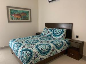 een slaapkamer met een bed en een foto aan de muur bij Condo 204 in Resort Community Grand Sirenis in Akumal