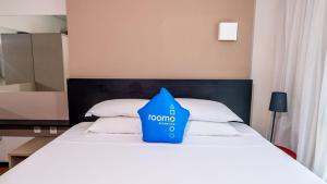 um quarto com uma cama com uma caixa azul em Roomo Praia de Boa Viagem Residencial no Recife