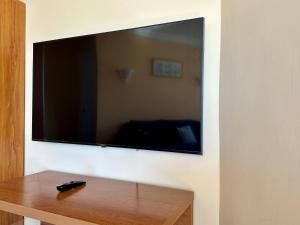 Televízia a/alebo spoločenská miestnosť v ubytovaní 1 Schlafzimmer Ferienwohnung am Strand