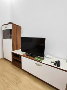 una oficina con una gran TV en un escritorio en Apartman Malta, en Banja Luka