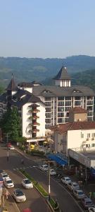 Un gran edificio con coches aparcados en un estacionamiento. en Apartamentos na cobertura - Edifício London - Com Ar-condicionado em todos os cômodos, en Piratuba