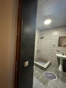 W łazience znajduje się prysznic i umywalka. w obiekcie Noes home w Mcchecie