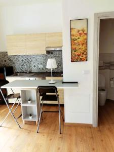 - une cuisine avec une table et des chaises dans la chambre dans l'établissement La Ca' Pezzana Affittaly Apartments, à Bologne