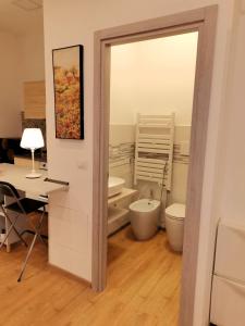 uma casa de banho com um WC, um lavatório e uma secretária. em La Ca' Pezzana Affittaly Apartments em Bolonha