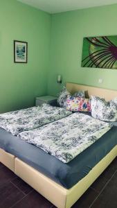 Un dormitorio con una cama grande con almohadas. en Haus Am Strand, en Juliusruh