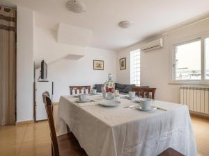- une table à manger avec un chiffon de table blanc dans l'établissement CASA FIORI, à Cagliari