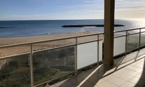 a balcony with a view of the beach at Appartement Front de mer in Valras-Plage