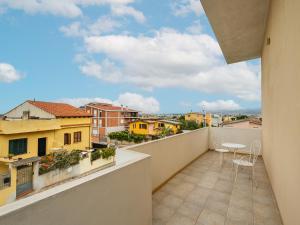 d'un balcon avec une table et des chaises et une vue. dans l'établissement CASA FIORI, à Cagliari