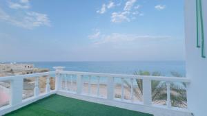 a balcony with a view of the ocean at Wadi Shab Beach Resort in Ţīwī