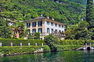 een gebouw aan de kant van een waterlichaam bij Balcony On The Lake - Free Parking, Lake view in Laglio