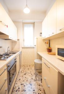 A kitchen or kitchenette at Appartamento Pala Alpitour Stadio Olimpico Santa rita Torino Centro