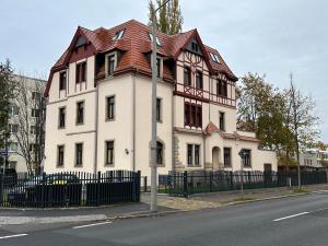 ein großes weißes Haus mit rotem Dach in der Unterkunft Villarina in Dresden