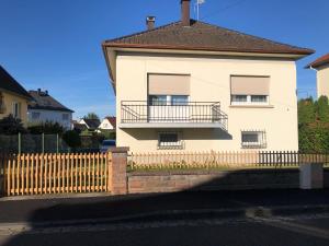 una casa blanca con una valla delante en Townhouse - Strasbourg Robertsau en Estrasburgo