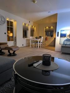 蘇特蘭的住宿－Villaveien，客厅配有沙发和带电视的桌子