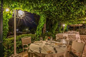 Κήπος έξω από το Hotel Marko