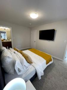 um quarto com uma cama e uma televisão de ecrã plano em Holiday_Comfort em Cataratas do Niágara