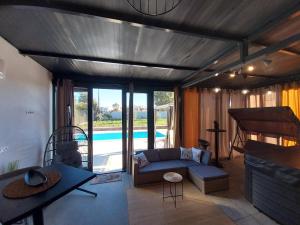 Zdjęcie z galerii obiektu Hacienda MATEA - jacuzzi, pool, playground & bbq in an olive grove near beaches, Pula - Istria w Puli