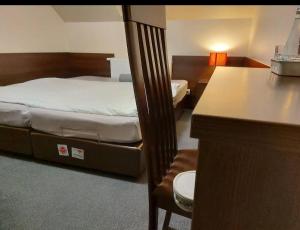 1 dormitorio con 1 cama y baño con lavamanos en Gangnam Hotel en Ciągowice