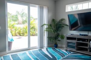 una sala de estar con una gran puerta corredera de cristal en Bello 12 Beachside, en Indian Harbour Beach