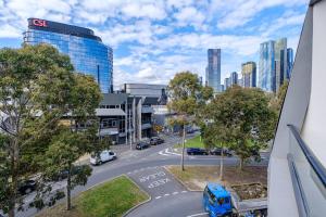 uma vista para uma rua numa cidade com edifícios em Stunning 2br2ba Apt North Melwi-fifree Parking em Melbourne