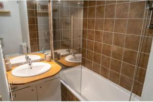 Et badeværelse på appart 4 pers balcon piscine