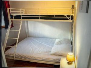 En eller flere senge i et værelse på appart 4 pers balcon piscine