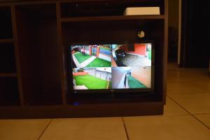 een kleine televisie met twee televisies in een kamer bij SERENITY HOME H Y M in Turrialba