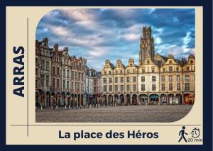 une place de la ville avec un grand bâtiment avec une tour de l'horloge dans l'établissement Le Cocon Bleu - Appartement Calme - Parking Gratuit - Fibre, à Arras