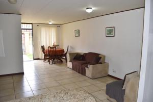 uma sala de estar com um sofá e uma mesa em SERENITY HOME H Y M em Turrialba
