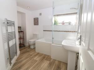 Ένα μπάνιο στο The Bell Apartment +17 φωτογραφίες